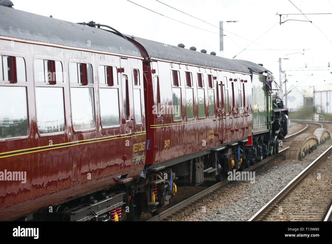 Rainham, Regno Unito. 23 marzo, 2019. Mayflower attraversando il paese di Essex lato e fermandosi a Rainham Essex stazione. Il Mayflower 61306 è uno dei due sopravvissuti di B1 locomotive classe fu costruito per il London & North Eastern Railway, 61306 Mayflower è uno dei due sopravvissuti di B1 classe locomotive. Il B1's erano concepiti come il traffico misto di locomotori in grado di tirare express treni passeggeri nonché il traffico merci. Come potente, andare ovunque i motori, il B1's ha lavorato in tutta la maggior parte del Regno Unito della rete ferroviaria da East Anglia in Scozia. Credit: Azione Foto Sport/Alamy Live News Foto Stock