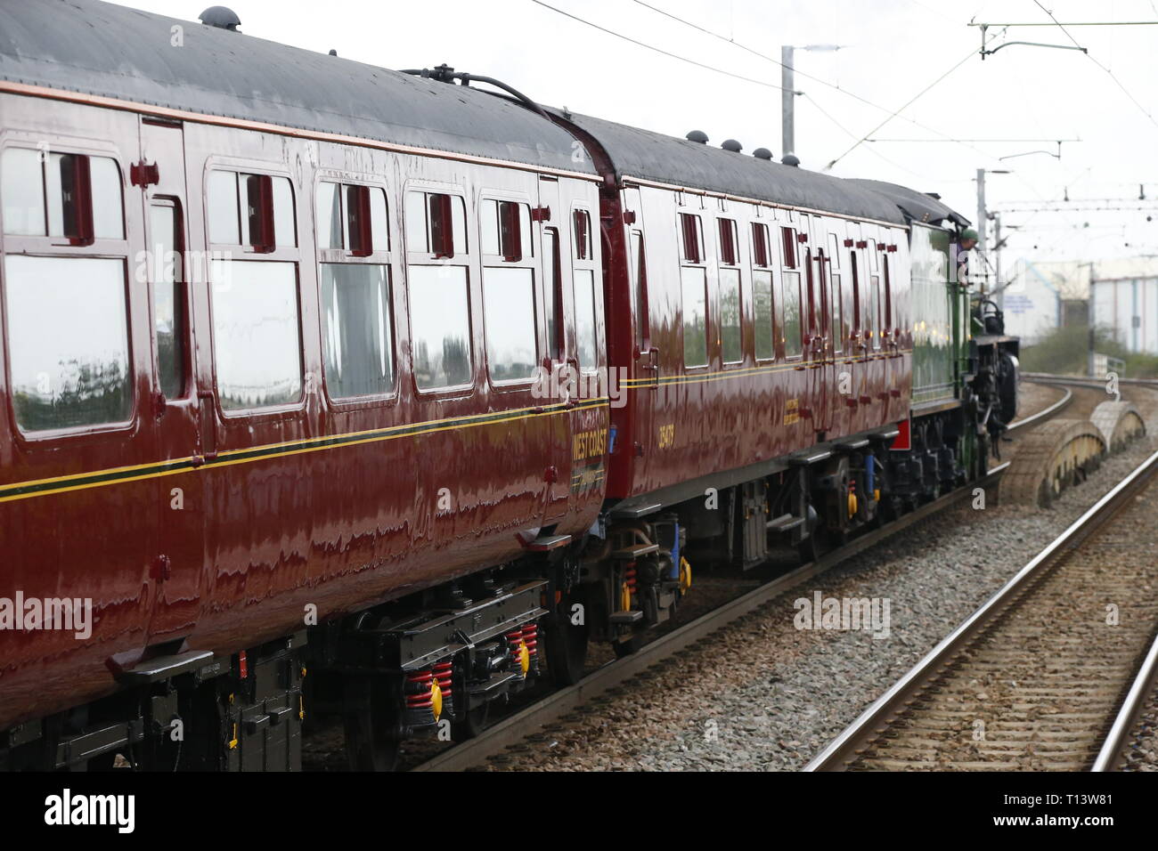 Rainham, Regno Unito. 23 marzo, 2019. Mayflower attraversando il paese di Essex lato e fermandosi a Rainham Essex stazione. Il Mayflower 61306 è uno dei due sopravvissuti di B1 locomotive classe fu costruito per il London & North Eastern Railway, 61306 Mayflower è uno dei due sopravvissuti di B1 classe locomotive. Il B1's erano concepiti come il traffico misto di locomotori in grado di tirare express treni passeggeri nonché il traffico merci. Come potente, andare ovunque i motori, il B1's ha lavorato in tutta la maggior parte del Regno Unito della rete ferroviaria da East Anglia in Scozia. Credit: Azione Foto Sport/Alamy Live News Foto Stock