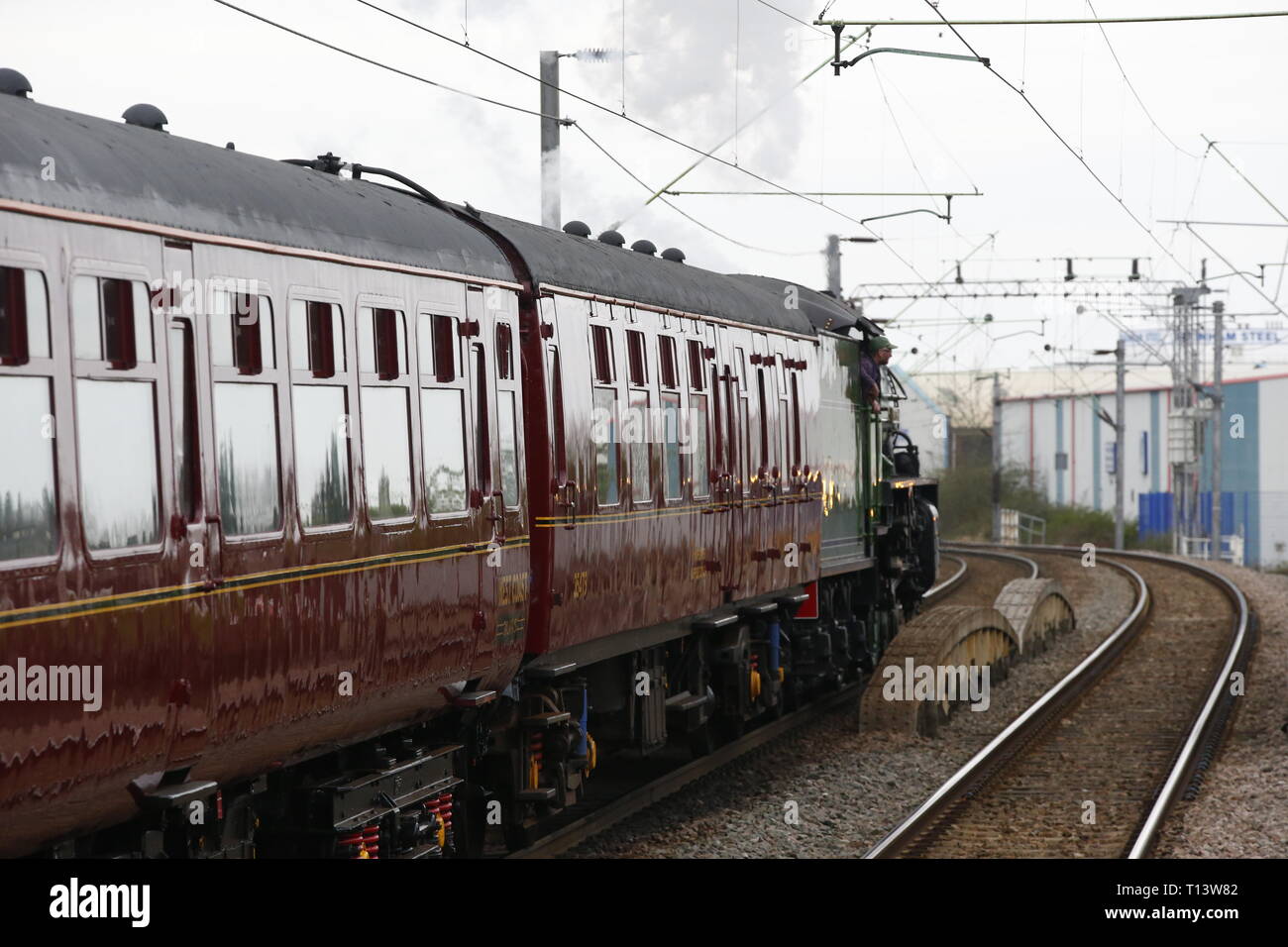 Rainham, Regno Unito. 23 marzo, 2019. Mayflower attraversando il paese di Essex lato e fermandosi a Rainham Essex stazione. Il Mayflower 61306 è uno dei due sopravvissuti di B1 locomotive classe fu costruito per il London & North Eastern Railway, 61306 Mayflower è uno dei due sopravvissuti di B1 classe locomotive. Il B1's erano concepiti come il traffico misto di locomotori in grado di tirare express treni passeggeri nonché il traffico merci. Come potente, andare ovunque i motori, il B1's ha lavorato in tutta la maggior parte del Regno Unito della rete ferroviaria da East Anglia in Scozia. Credit: Azione Foto Sport/Alamy Live News Foto Stock