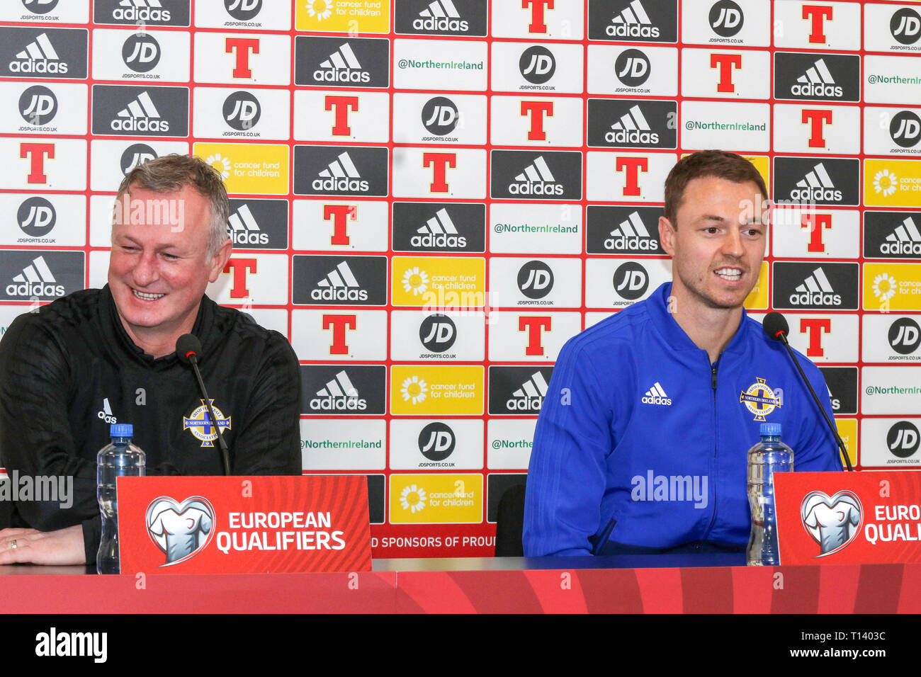 Windsor Park di Belfast, settentrionale, Irlanda. 23 Mar, 2019. Irlanda del Nord manager Michael O'Neill (l) e Jonny Evans a oggi la conferenza stampa a Belfast. Irlanda del Nord gioca la Bielorussia a Windsor Park domani sera nella loro seconda UEFA EURO 2020 partita di qualificazione. Il venerdì notte Irlanda del Nord ha sconfitto Estonia 2-0 nella loro prima partita di qualificazione. Credito: David Hunter/Alamy Live News Foto Stock