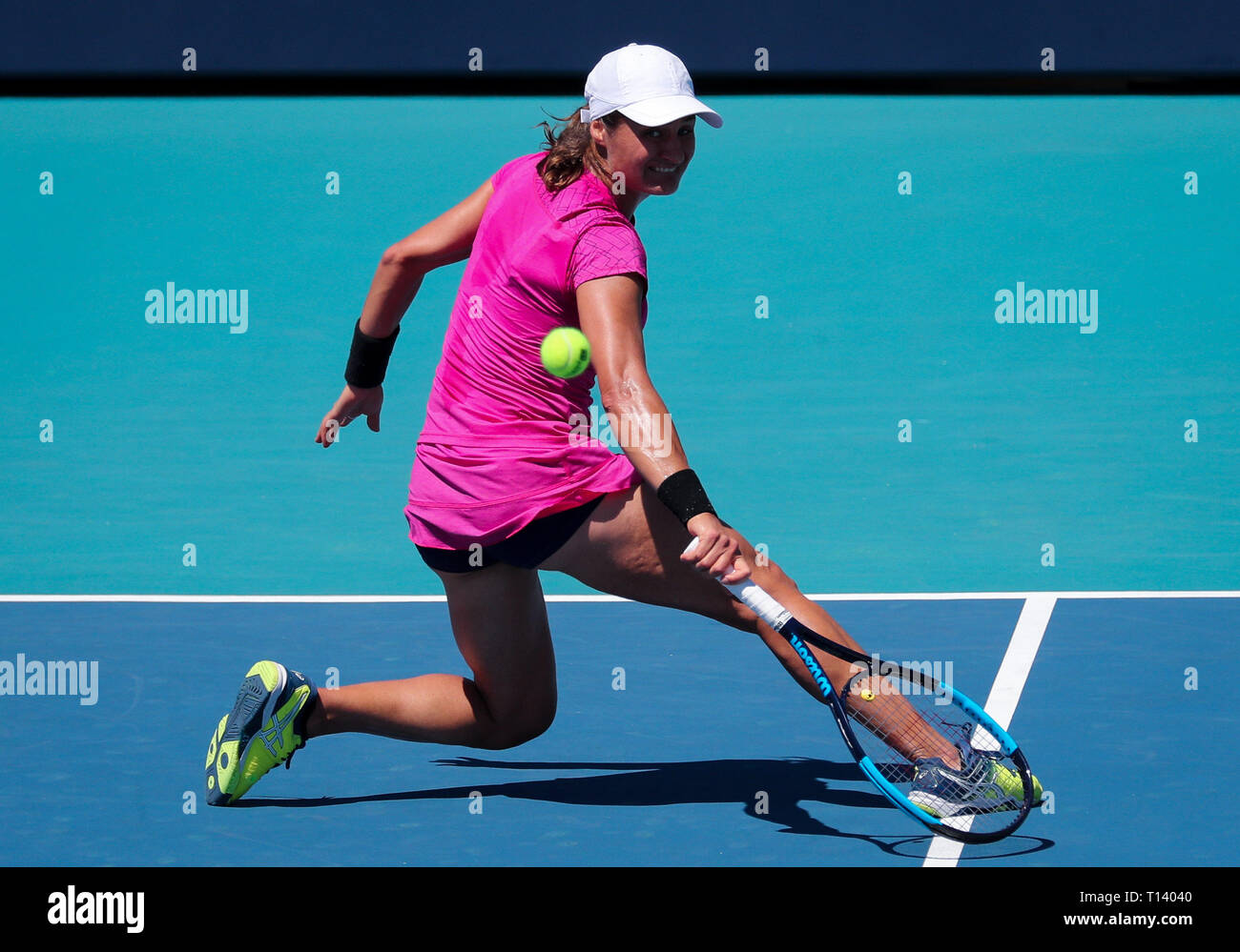 Marzo 22, 2019: Monica Niculescu, della Romania, gioca contro Garbine Mugaruza, di Spagna, durante la sua conquista del secondo round in abbinamento al 2019 Miami Open presentato da Itau professional tennis tournament, giocato all'Hardrock Stadium di Miami, Florida, Stati Uniti d'America. Mario Houben/CSM Foto Stock