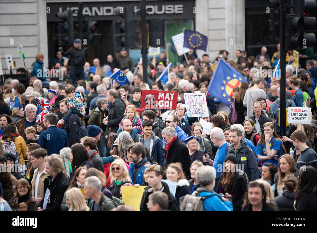 Centinaia di migliaia di persone in marzo a Londra centrale ad aderire al "mettere la popolazione di marzo" per effettuare le chiamate per un voto popolare. Persone venute da tutto il paese per mostrare il loro sostegno. Foto Stock