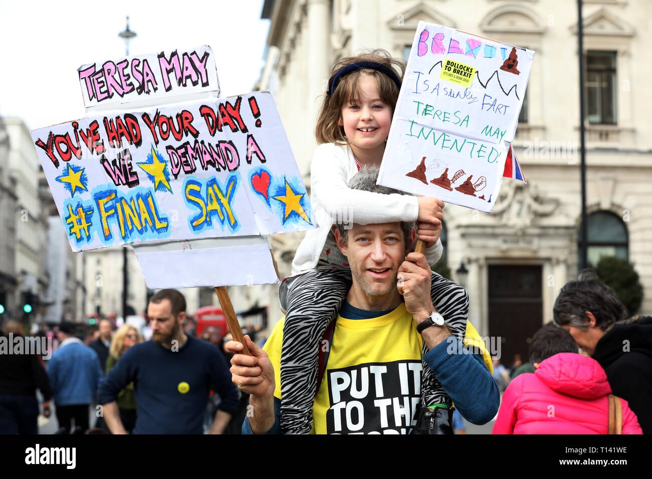 Londra, Regno Unito. 23 marzo, 2019. Mettere la popolazione di marzo, London, Regno Unito migliaia di manifestanti Anti-Brexit marzo a Londra per protestare per una â€˜gente€™s voto€™. Sam Galzer e figlia Lottie da Walthamstow unisciti al marzo. Credito: Jeff Gilbert/Alamy Live News Foto Stock