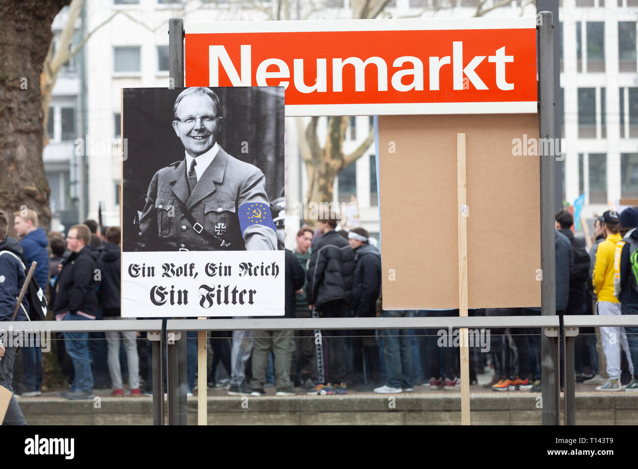 Colonia, Germania, 23 marzo 2019: dimostrazione contro caricare il filtro su un poster in piedi al di là è il candidato Axel Voss mostrato. Credito: Juergen schwarz/Alamy Live News Foto Stock