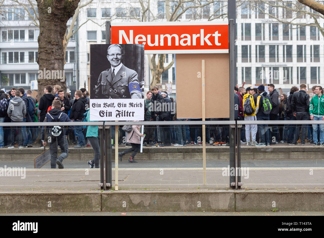 Colonia, Germania, 23 marzo 2019: dimostrazione contro caricare il filtro su un poster in piedi al di là è il candidato Axel Voss mostrato. Credito: Juergen schwarz/Alamy Live News Foto Stock