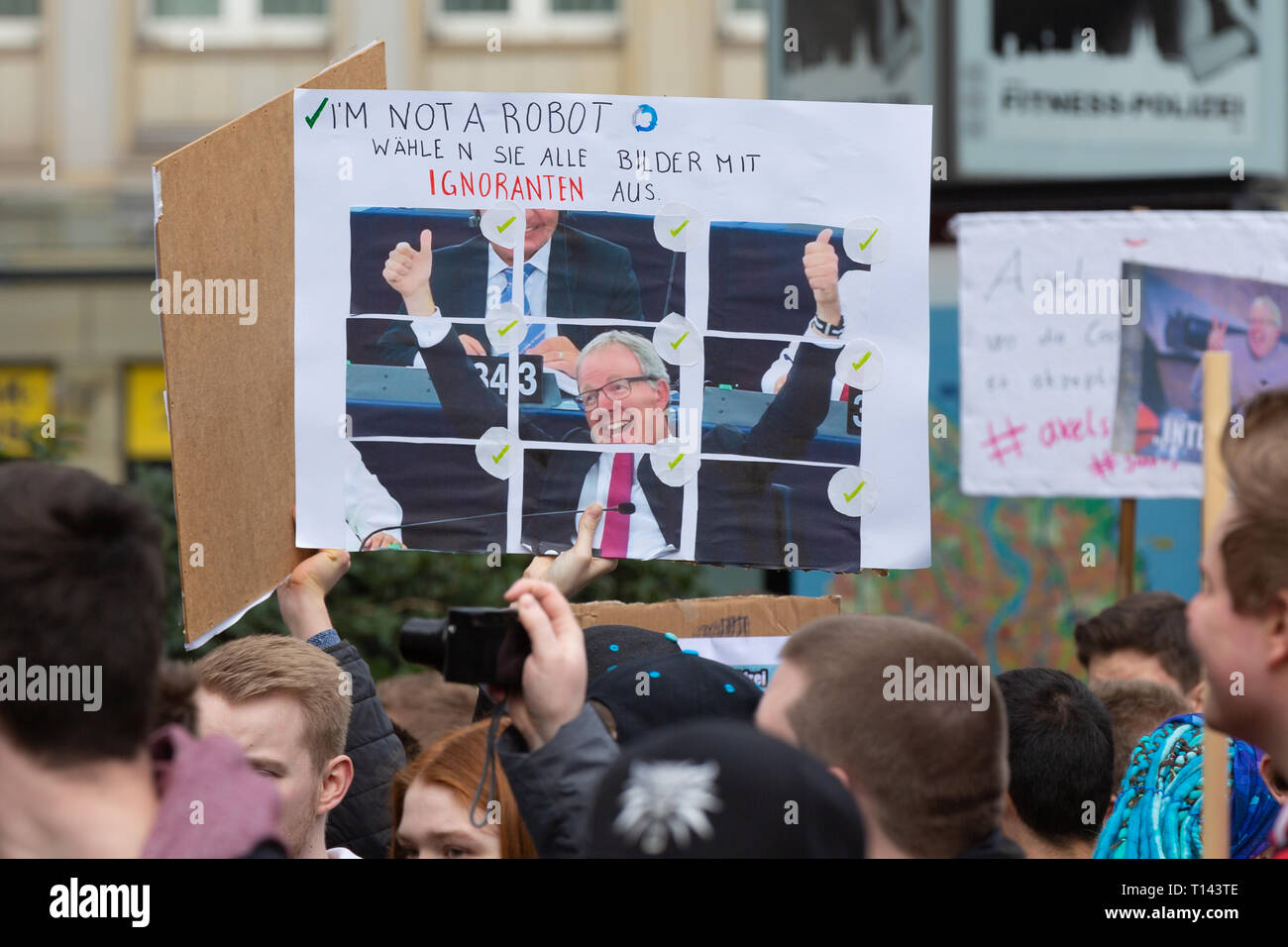 Colonia, Germania, 23 marzo 2019: cartelloni vengono visualizzati durante una manifestazione contro il caricamento del filtro. Credito: Juergen schwarz/Alamy Live News Foto Stock