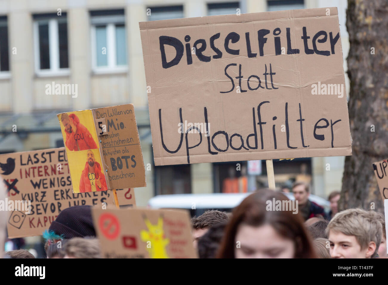 Colonia, Germania, 23 marzo 2019: cartelloni vengono visualizzati durante una manifestazione contro il caricamento del filtro. Billdboard legge ' dieselfilter invece di uploadfilter '. Credito: Juergen schwarz/Alamy Live News Foto Stock