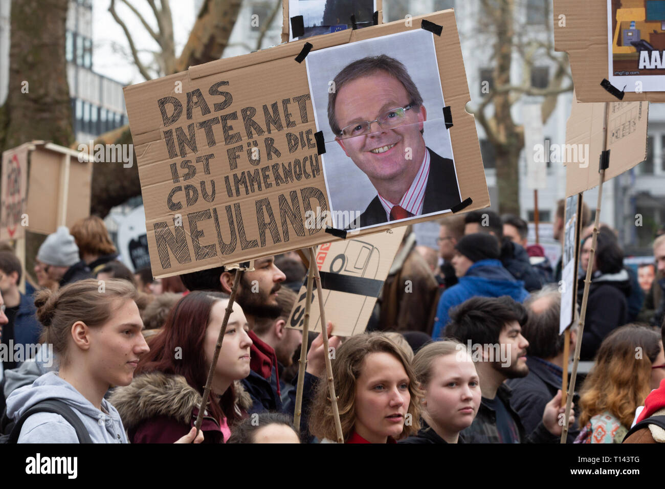 Colonia, Germania, 23 marzo 2019: cartelloni vengono visualizzati durante una manifestazione contro il caricamento del filtro. Credito: Juergen schwarz/Alamy Live News Foto Stock