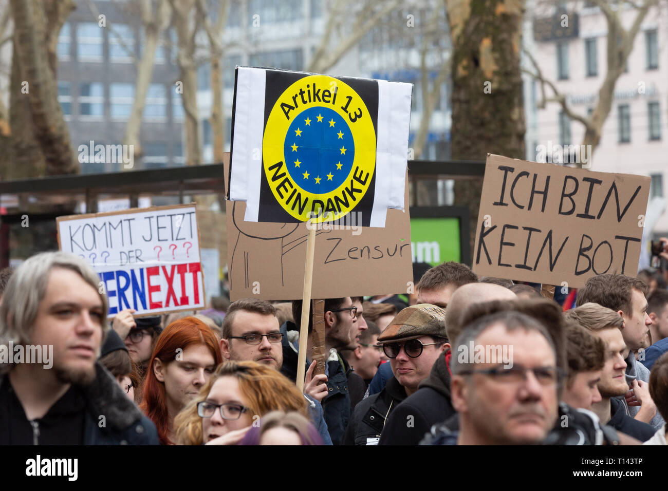 Colonia, Germania, 23 marzo 2019: cartelloni vengono visualizzati durante una manifestazione contro il caricamento del filtro. Credito: Juergen schwarz/Alamy Live News Foto Stock