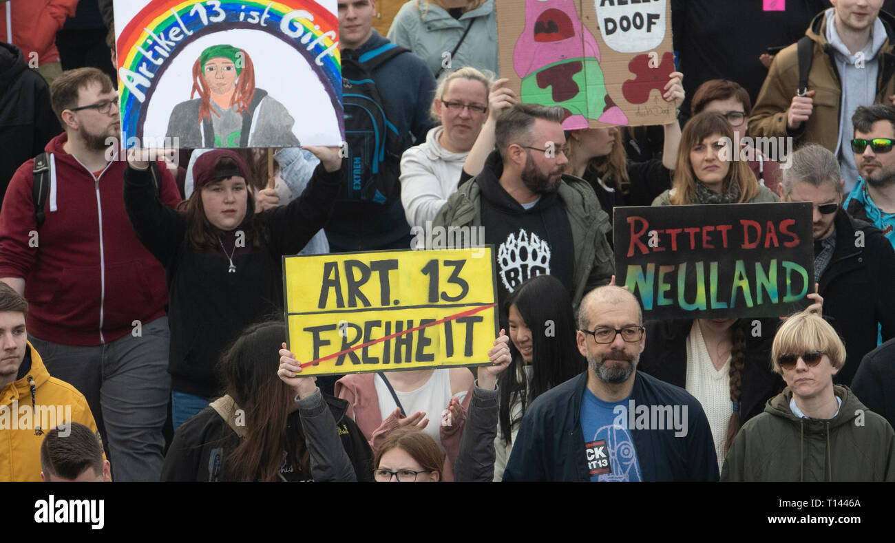 Berlino, Germania. 23 Mar, 2019. Un poster con la scritta "Art. 13' e barrato parola 'libertà' può essere visto in occasione della manifestazione contro il progetto UE riforma del copyright e possibile caricare i filtri. Poco prima del voto decisivo per la riforma del diritto d'autore nell'UE Il Parlamento, migliaia di persone in Europa hanno protestato contro il progetto. Gli oppositori della riforma e soprattutto del controverso Articolo 13 aveva annunciato manifestazioni in circa 20 paesi. Credito: Paolo Zinken/dpa/Alamy Live News Foto Stock