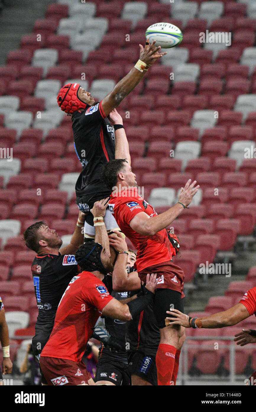 Singapore. 23 Mar, 2019. I Lions' giocatore Marvin Orie (top) compete durante il Super partita di rugby tra Sunwolves e leoni in Singapore National Stadium il 23 marzo 2019. Credito: Quindi Chih Wey/Xinhua/Alamy Live News Foto Stock