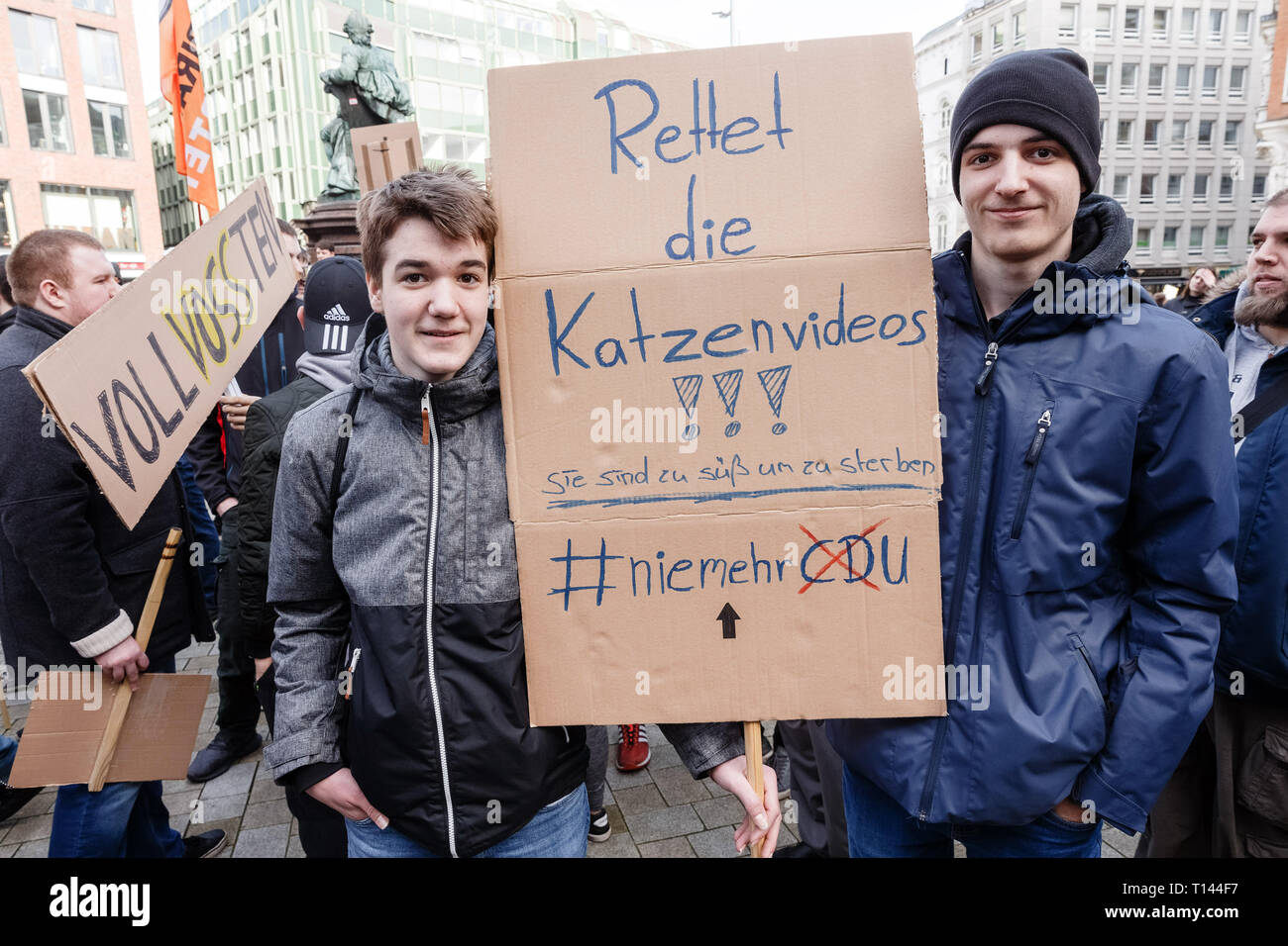 Amburgo, Germania. 23 Mar, 2019. Due manifestanti tenere un segno al Gänsemarkt dicendo 'Salva il gatto video!!! Sei troppo carino a morire. #"Non più CDU. Poco prima del voto decisivo per la riforma del diritto d'autore nell'UE Il Parlamento, migliaia di persone in Europa hanno protestato contro il progetto. Gli oppositori della riforma e soprattutto del controverso Articolo 13 aveva annunciato manifestazioni in circa 20 paesi. Credito: Markus Scholz/dpa/Alamy Live News Foto Stock