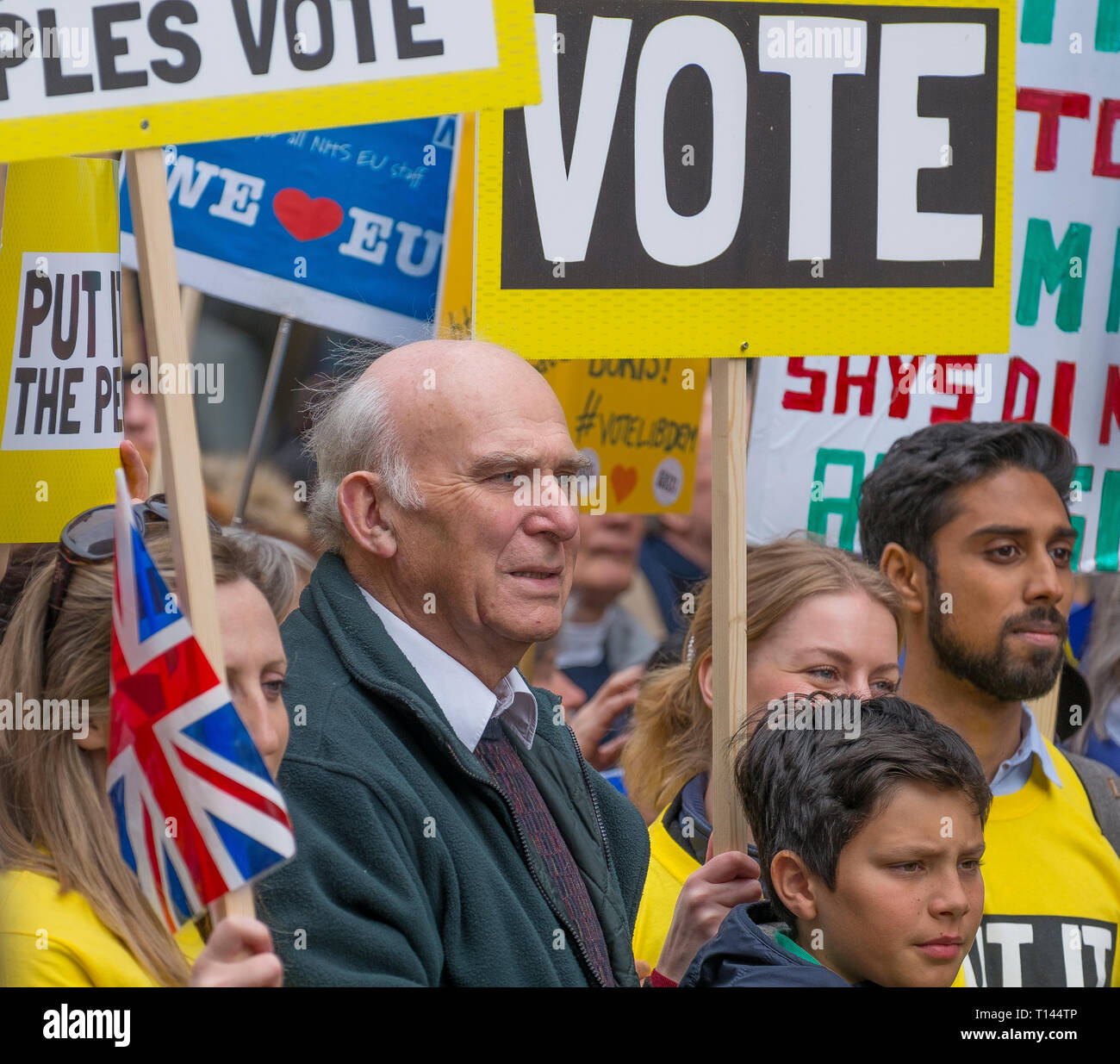 Londra, Regno Unito. 23 marzo, 2019. "Mettere la popolazione di marzo", organizzato dal voto popolare campagna e gestito dal British pro-campagna europea gruppo apre la Gran Bretagna, avviene nel centro di Londra, a partire da Park Lane via Piccadilly per la piazza del Parlamento e per attrarre i dimostranti provenienti da tutto il paese che vogliono un nuovo referendum Brexit. Lib Dems ha leader vince il cavo MP in corrispondenza della testa del marzo. Credito: Malcolm Park/Alamy Live News. Foto Stock