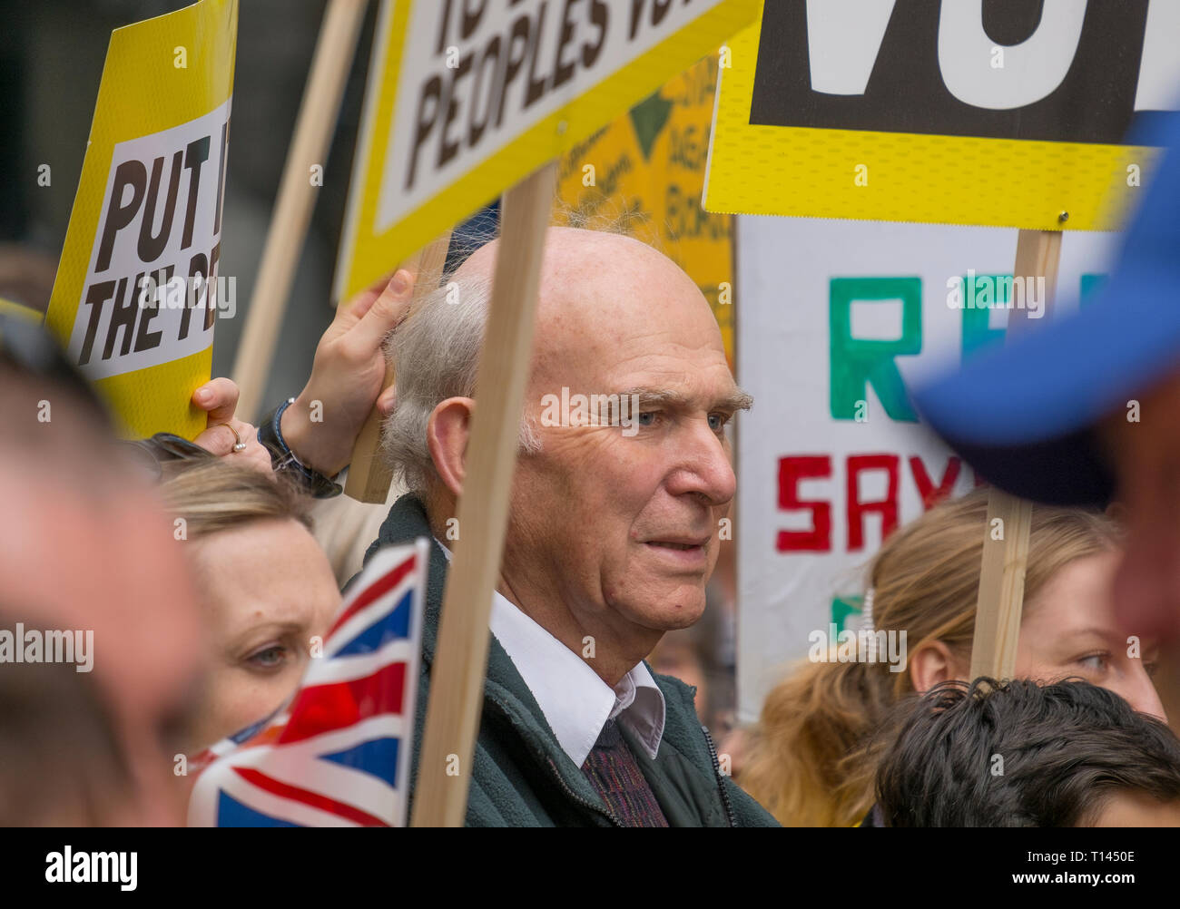 Londra, Regno Unito. 23 marzo, 2019. "Mettere la popolazione di marzo", organizzato dal voto popolare campagna e gestito dal British pro-campagna europea gruppo apre la Gran Bretagna, avviene nel centro di Londra, a partire da Park Lane via Piccadilly per la piazza del Parlamento e per attrarre i dimostranti provenienti da tutto il paese che vogliono un nuovo referendum Brexit. Lib Dems ha leader vince il cavo MP in corrispondenza della testa del marzo. Credito: Malcolm Park/Alamy Live News. Foto Stock