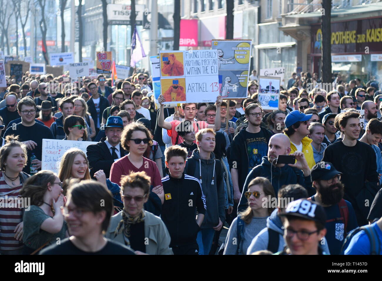 Vienna, Austria. 23.März.2019. Ue continua Giornata di protesta contro la prevista riforma del copyright e caricare filtro: Dimostrazione 'Salva il vostro Internet'. Credito: Franz Perc / Alamy Live News Foto Stock