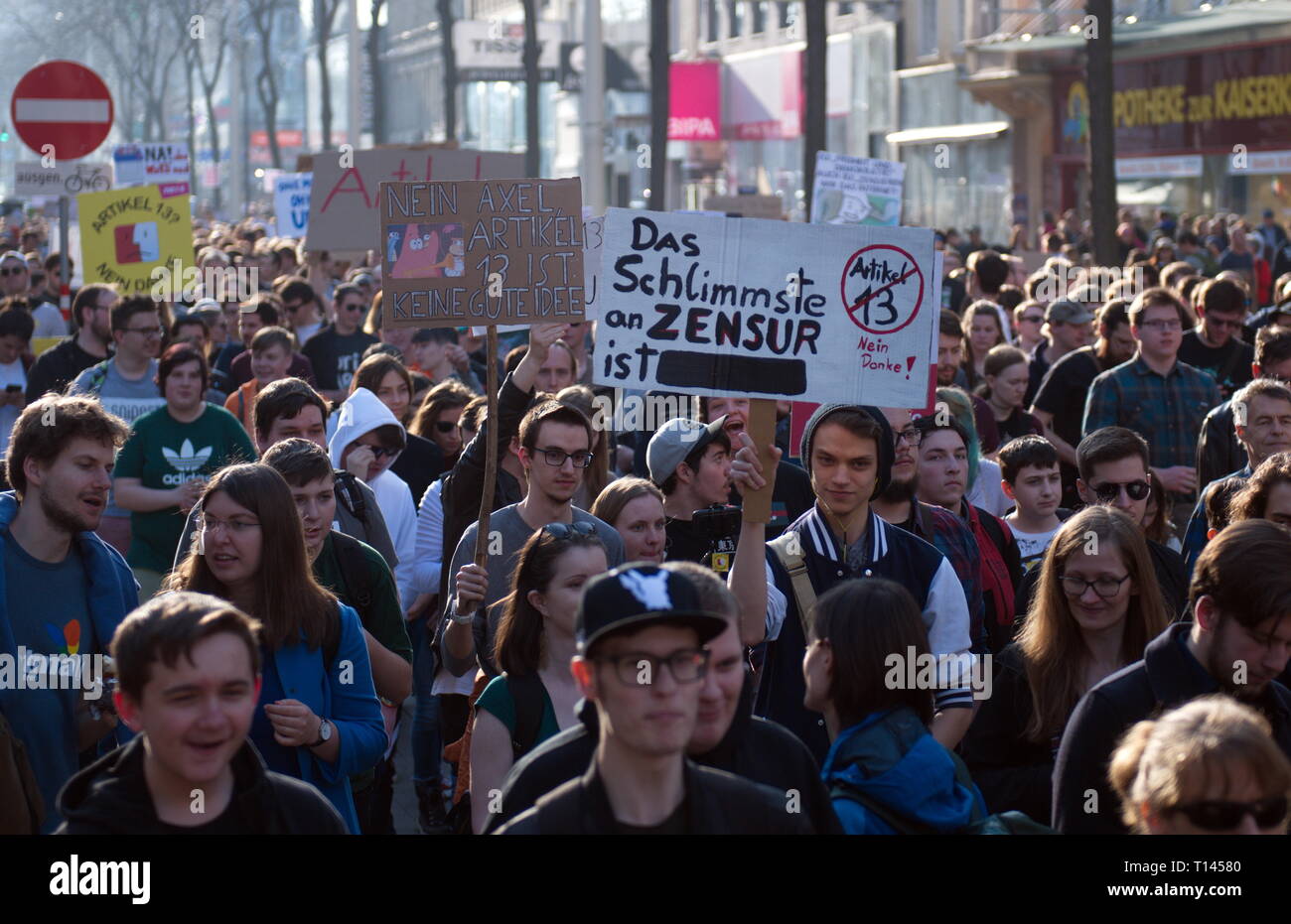 Vienna, Austria. 23.März.2019. Ue continua Giornata di protesta contro la prevista riforma del copyright e caricare filtro: Dimostrazione 'Salva il vostro Internet'. La figura mostra una lavagna con la scritta "articolo 13 non è una buona idea' Credit: Franz Perc / Alamy Live News Foto Stock