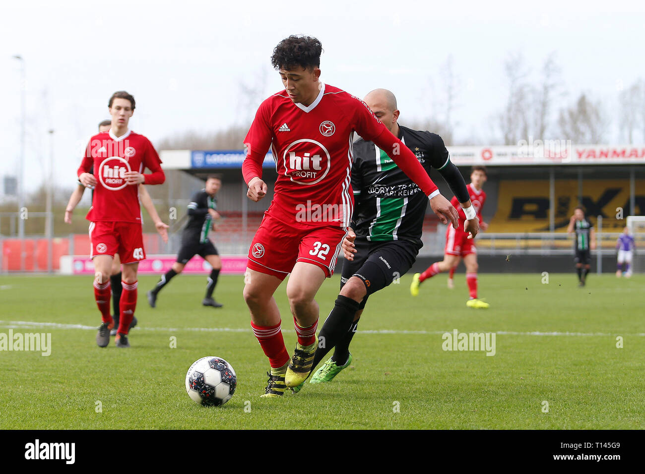 Almere, Paesi Bassi. 23 Mar, 2019. ALMERE, 23-03-2019, Yanmar Stadium, stagione 2018/2019, olandese Tweede Divisie, Jong Almere City FC player Ruggero Mannes e Scheveningen Ruben Koorndijk durante il match Jong Almere City FC - Scheveningen Credito: Pro scatti/Alamy Live News Foto Stock