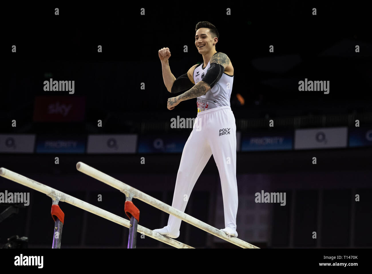 Londra, Regno Unito. 23 marzo, 2019. Marcel Nguyen esegue sulle barre parallele durante la Matchroom Multisport presenta il 2019 Superstars di ginnastica all'Arena O2, sabato 23 marzo 2019. Londra Inghilterra. Credito: Taka G Wu/Alamy News Foto Stock