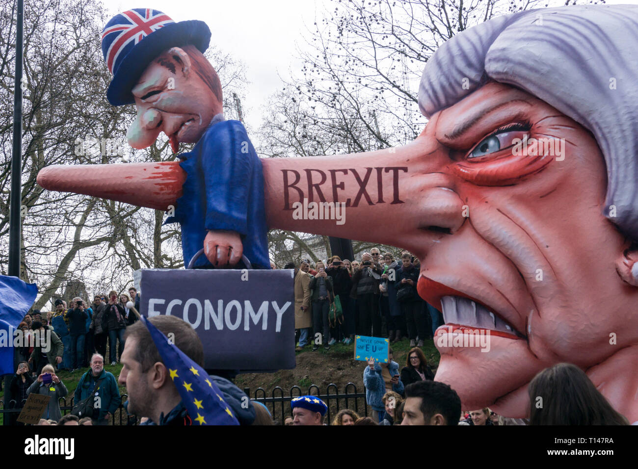Londra, Regno Unito. Il 23 marzo 2019. Più di un milione di persone sono stimati per avere preso parte nel mese di marzo per un voto popolare oggi da Park Lane a Piazza del Parlamento a Londra. La fotografia mostra il Theresa Maggio naso galleggiante realizzato da Jacques Tilly per il carnevale di Dusseldorf e portato dal pro rimangono organizzazione bandiera UE Mafia. UrbanImages-News/Alamy Live News Foto Stock