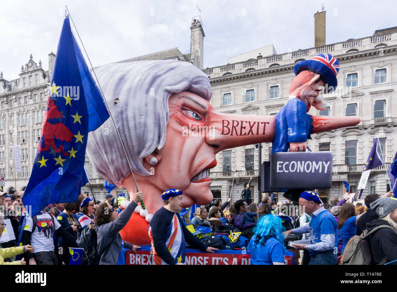 Londra, Regno Unito. Il 23 marzo 2019. Più di un milione di persone sono stimati per avere preso parte nel mese di marzo per un voto popolare oggi da Park Lane a Piazza del Parlamento a Londra. La fotografia mostra il Theresa Maggio naso galleggiante realizzato da Jacques Tilly per il carnevale di Dusseldorf e portato dal pro rimangono organizzazione bandiera UE Mafia. UrbanImages-News/Alamy Live News Foto Stock