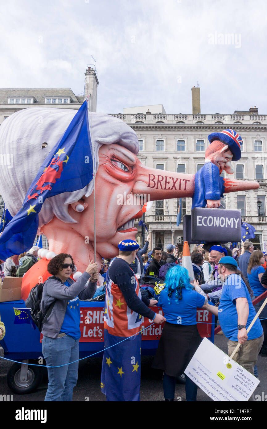 Londra, Regno Unito. Il 23 marzo 2019. Più di un milione di persone sono stimati per avere preso parte nel mese di marzo per un voto popolare oggi da Park Lane a Piazza del Parlamento a Londra. La fotografia mostra il Theresa Maggio naso galleggiante realizzato da Jacques Tilly per il carnevale di Dusseldorf e portato dal pro rimangono organizzazione bandiera UE Mafia. UrbanImages-News/Alamy Live News Foto Stock