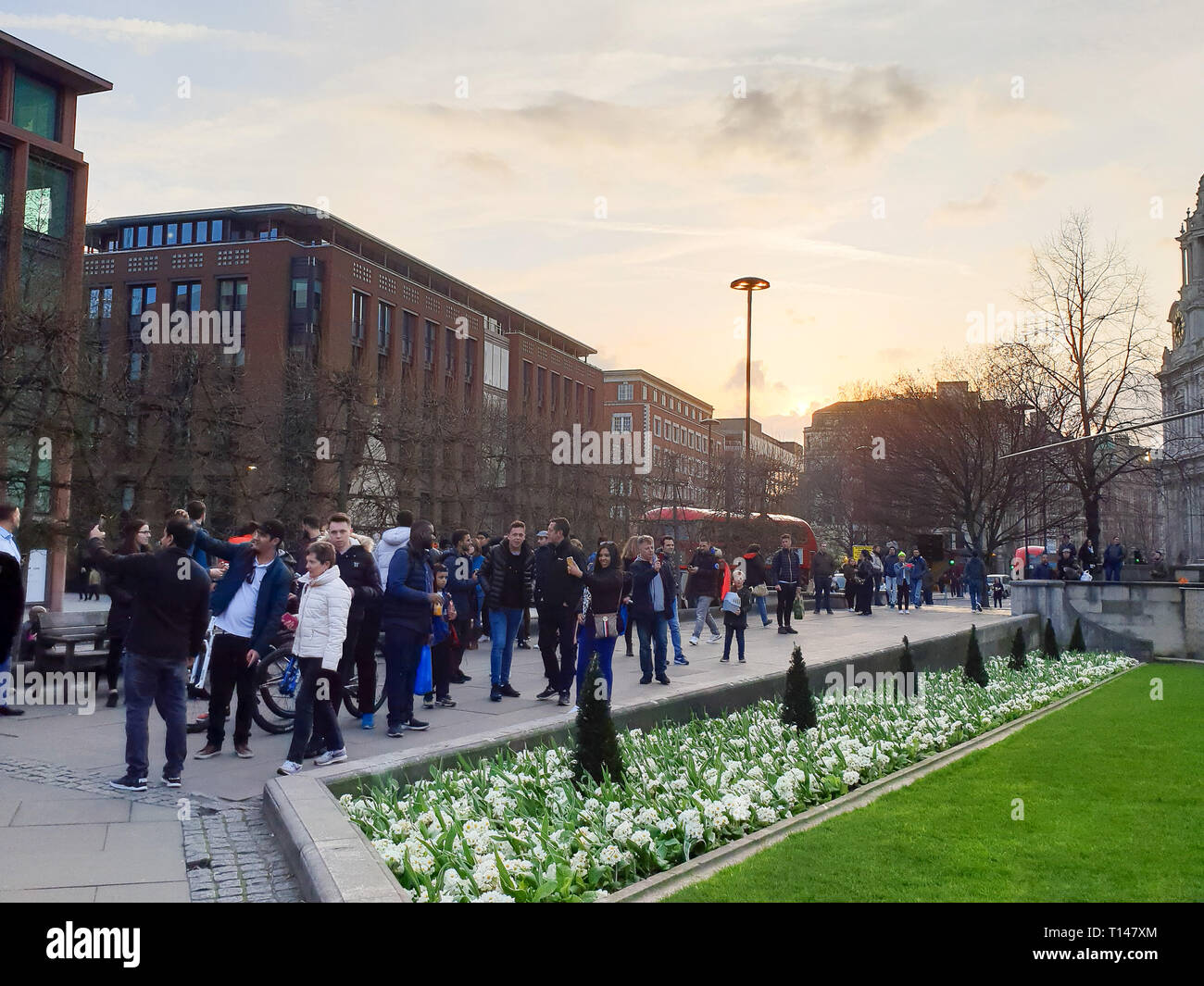 La Cattedrale di St Paul, Londra, Regno Unito 23 Mar 2019 - la gente a prendere selfies con un aereo ambulanza al di fuori di St Pauls Cathedral. Credito: Dinendra Haria/Alamy Live News Foto Stock