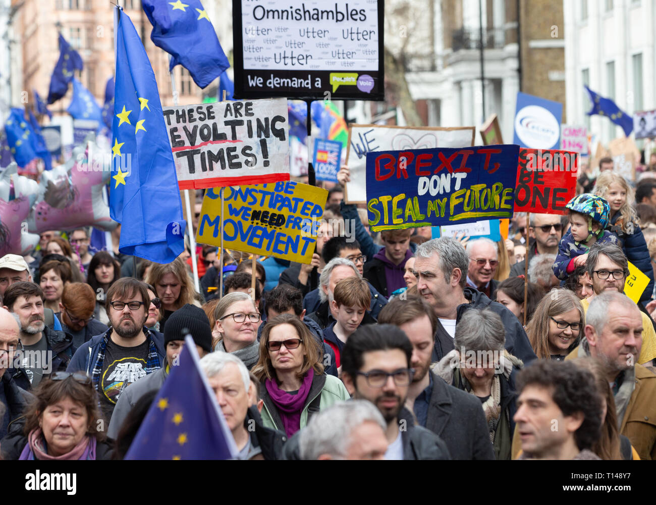 Londra, Regno Unito. 23 Mar, 2019. Più di un milione di persone marzo attraverso il centro di Londra per chiedere un altro referendum UE in quello che è chiamato " il popolo di marzo". Essi hanno aderito arally davanti al Parlamento. Credito: Tommy Londra/Alamy Live News Foto Stock