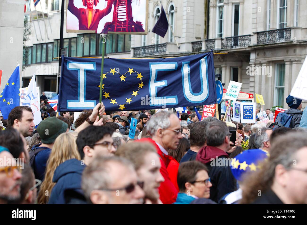 Londra, Regno Unito. 23 Mar, 2019. Voto popolare Marzo: centinaia di migliaia di pro-UE sostenitori frequentare una massa marzo a Westminster. Le persone sono invitati ad unirsi alla marcia da Park Lane a Piazza del Parlamento inizio a mezzogiorno con discorsi a partire da 2,45pm da tutte le forze politiche del partito. Io amo la UE firmano. ©Paolo Lawrenson 2019, Photo credit: Paolo Lawrenson/Alamy Live News Foto Stock