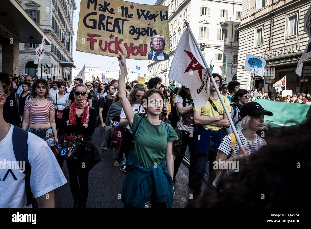 Roma, Italia. 23 marzo, 2019. Migliaia di persone ha tenuto una manifestazione per chiedere di fermare il riscaldamento globale e per il cambiamento climatico e contro la TAV (Torino - Lione ad alta velocità ferroviaria), il rubinetto (Trans Adriatic Pipeline) e contro il MOU stazione di terra in Sicilia. Credito: Giuseppe Ciccia/Alamy Live News Foto Stock