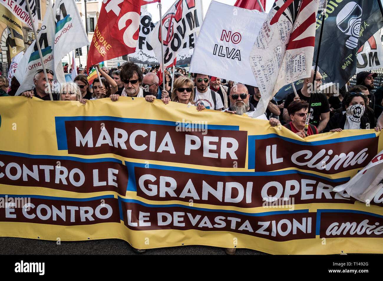 Roma, Italia. 23 marzo, 2019. Migliaia di persone ha tenuto una manifestazione per chiedere di fermare il riscaldamento globale e per il cambiamento climatico e contro la TAV (Torino - Lione ad alta velocità ferroviaria), il rubinetto (Trans Adriatic Pipeline) e contro il MOU stazione di terra in Sicilia. Credito: Giuseppe Ciccia/Alamy Live News Foto Stock