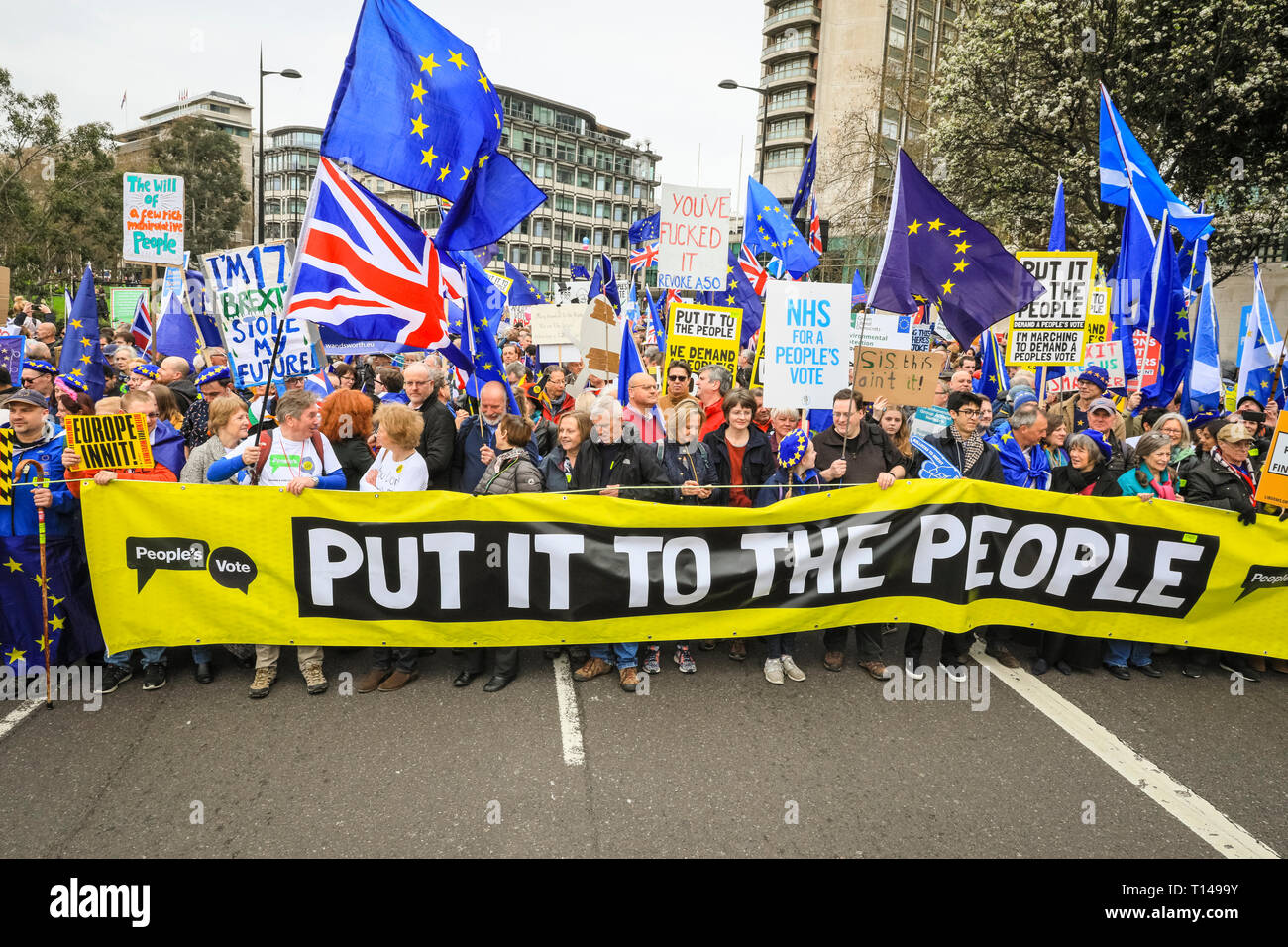 Londra, UK, 23 Mar 2019. I manifestanti in abiti colorati con cartelli e striscioni. I dimostranti provenienti da tutto il Regno Unito e molti britannici Ex-Pats dall'estero, hanno viaggiato per aderire al "voto popolare marzo", a cui si fa riferimento anche come 'metterlo al popolo' marzo. Il mese di marzo, che ha visto la partecipazione di centinaia di migliaia, fa il suo modo da Park Lane, lungo Piccadilly, Trafalgar Square e Whitehall per terminare con interventi di attivisti politici e in piazza del Parlamento, Westminster. Foto Stock