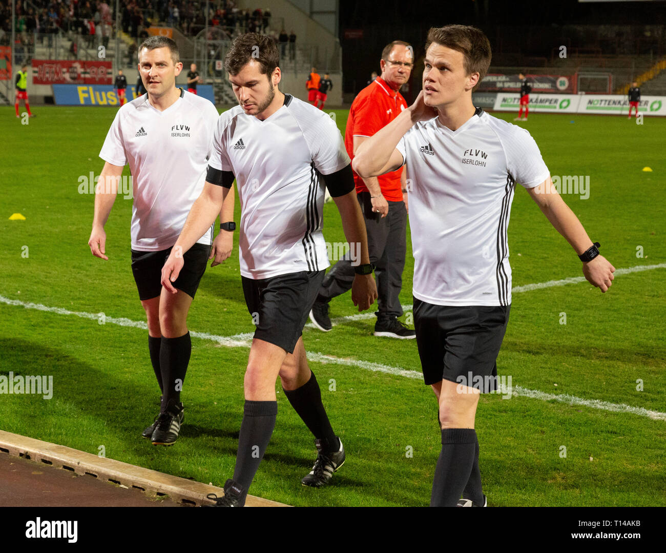 Sport, calcio, lega regionale West, 2018/2019, Rot Weiss Oberhausen vs Fortuna Duesseldorf U23 3-3, Stadio Niederrhein a Oberhausen, corrispondono a funzionari, assistente f.l.t.r. Lars Lehmann, arbitro Julian Engelmann, assistente Joern Schaefer Foto Stock