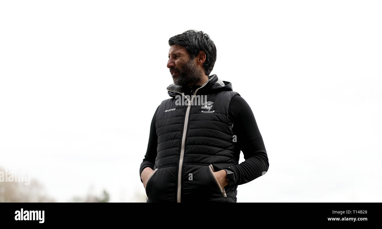 Lincoln City manager Danny Cowley ispeziona il passo prima che il gioco durante la scommessa del Cielo lega due corrispondono al popolo della Pension Stadium, Crawley. Foto Stock