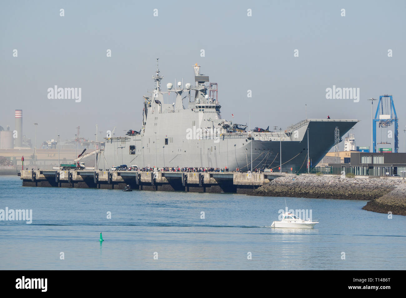 BILBAO, Spagna - marzo / 23/2019. La portaerei della Marina spagnola Juan Carlos I nel porto di Bilbao, aperto giorno per visitare la nave. Foto Stock