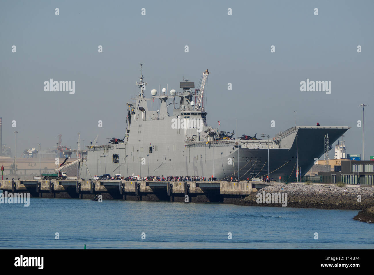 BILBAO, Spagna - marzo / 23/2019. La portaerei della Marina spagnola Juan Carlos I nel porto di Bilbao, aperto giorno per visitare la nave. Foto Stock