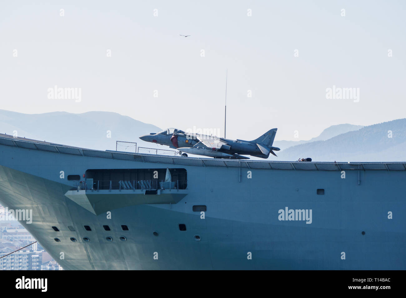 BILBAO, Spagna - marzo / 23/2019. La portaerei della Marina spagnola Juan Carlos I nel porto di Bilbao, aperto giorno per visitare la nave. Giornata di sole Foto Stock