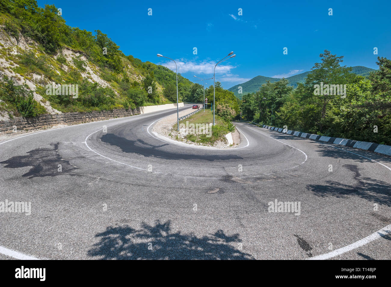 Russia, Regione Krasnodar, la strada di montagna a Sochi. Curva pericolosa di centoottanta gradi - il cosiddetto in russo "la linguetta di mothe Foto Stock