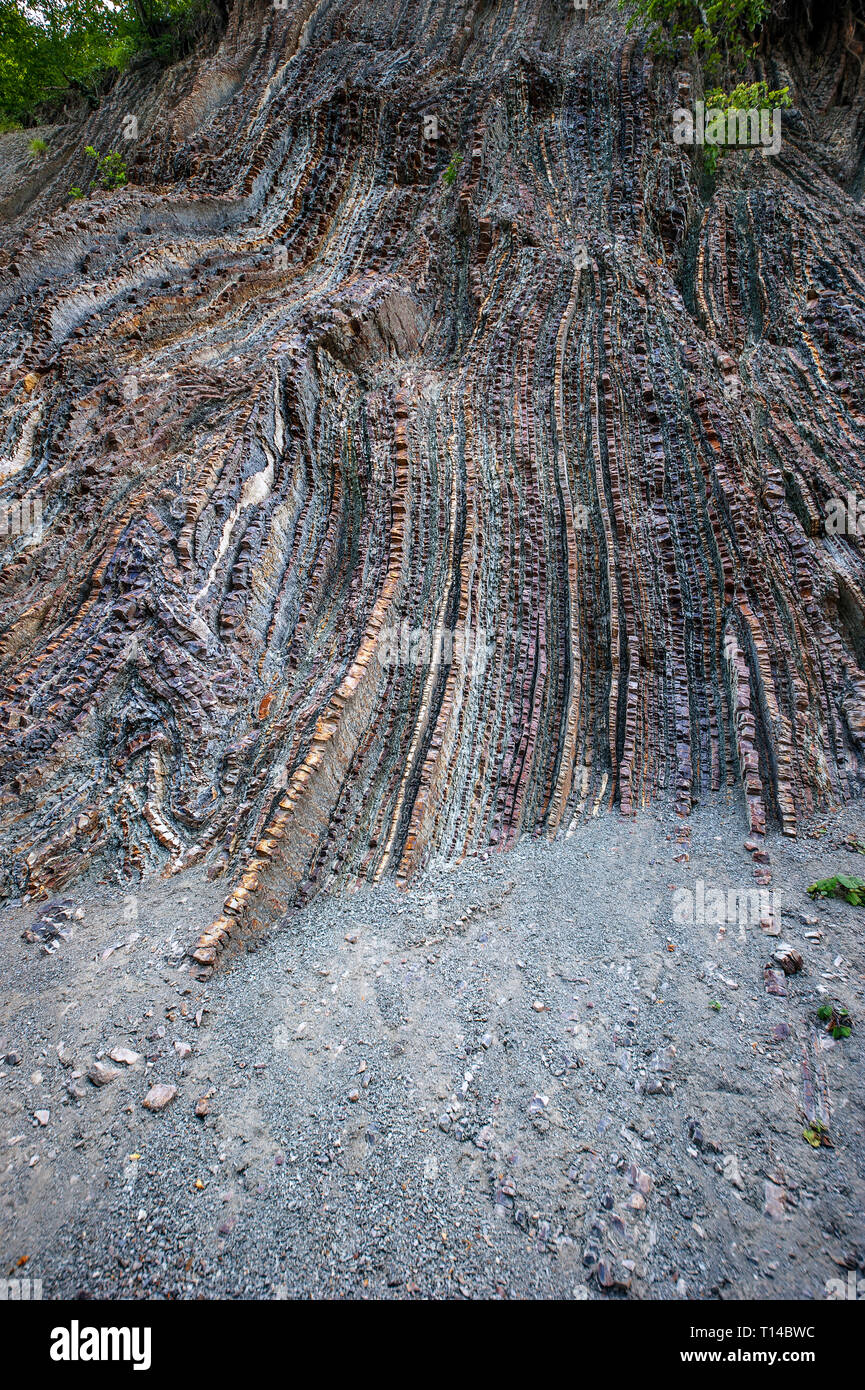 Russia, Regione Krasnodar, la strada a Sochi. La bizzarra geometria dei monti del Caucaso. Multi-colore di strati di calcare in ardesia. Foto Stock