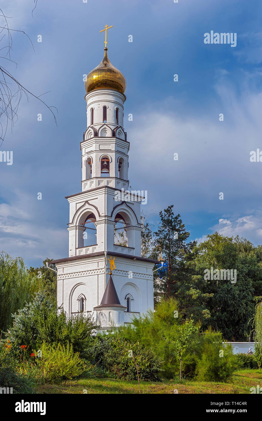 Russia, Regione Krasnodar. Il territorio e il campanile a torre delle donne del monastero in onore dell icona della Madre di Dio "Vsetsaritsa", in greco - 'P Foto Stock