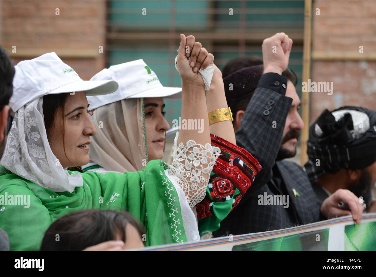 Quetta, Pakistan. 23 Mar, 2019. Quetta, Pakistan. Marzo 23rd, 2019: membri di Balochistan partito Awami esprimere solidarietà con il Pakistan partiti politici e le forze durante il rally di solidarietà per quanto riguarda il Pakistan risoluzione giorno 23 marzo. Questa risoluzione è un giorno di festa nazionale in Pakistan per la commemorazione del Lahore risoluzione approvata il 23 marzo 1940. Credit: Din Muhammad Watanpaal/Pacific Press/Alamy Live News Foto Stock