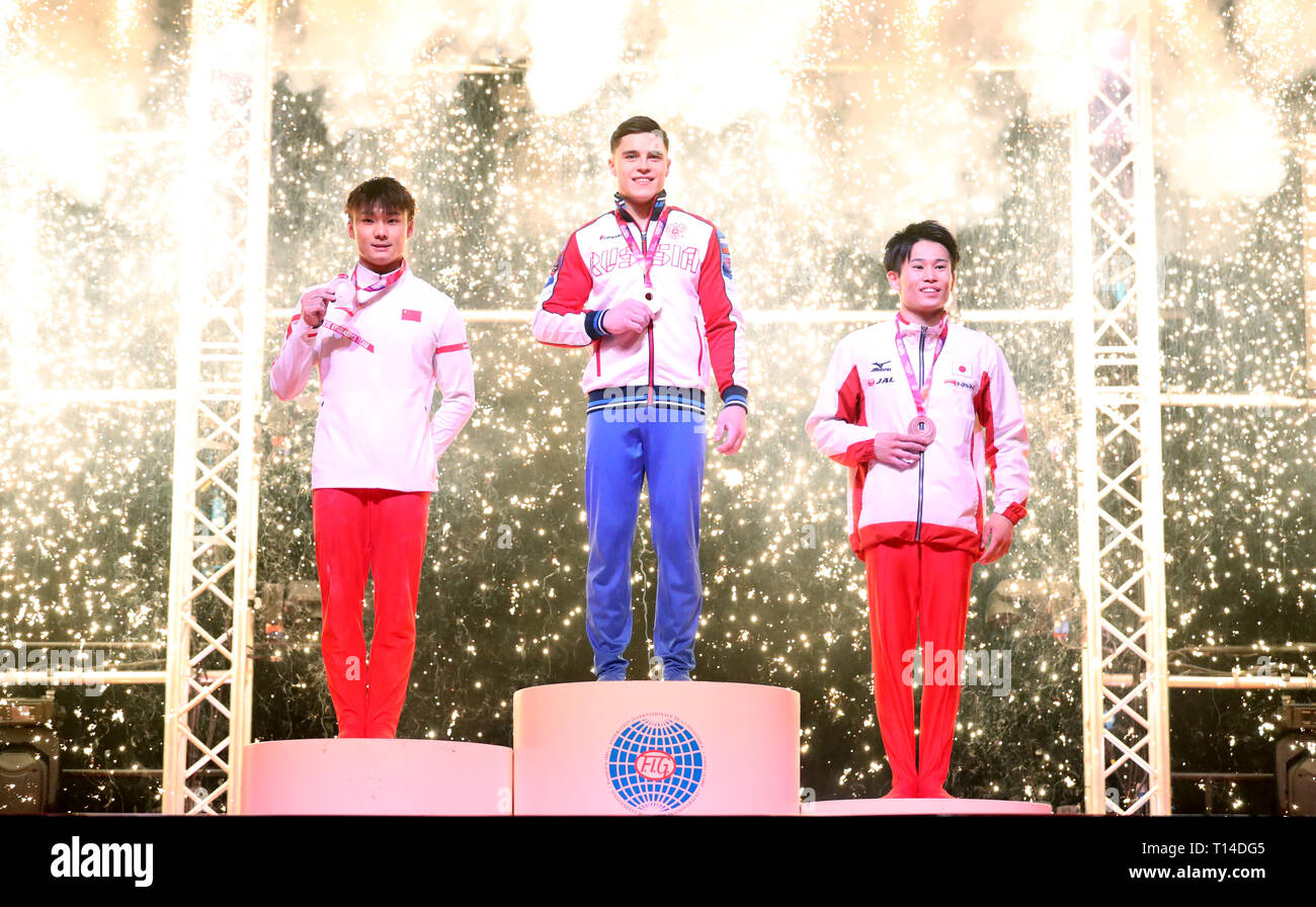 In Russia la medaglia d'Oro Nikita Nagornyy (centro), la Cina la medaglia di argento Wel Sun della Cina (sinistra) e Giappone della medaglia di bronzo Kazuma Kaya sul podio durante la Gymnastics World Cup presso il Resort World Arena, Birmingham. Foto Stock