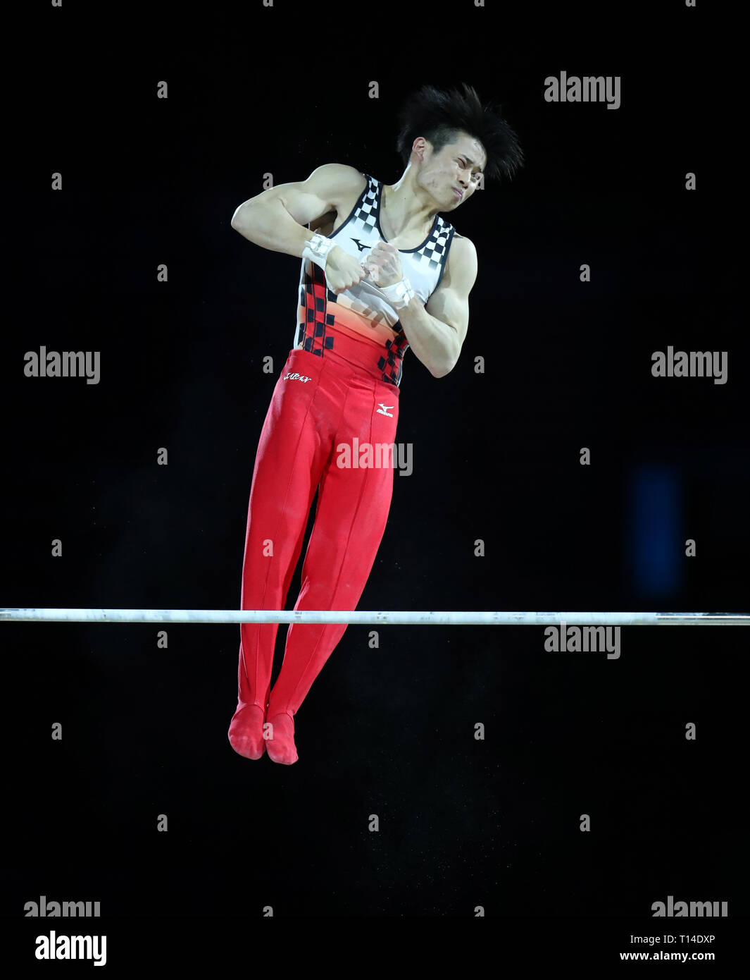 Il Giappone Kazuma Kaya in azione sulla barra orizzontale durante la Gymnastics World Cup presso il Resort World Arena, Birmingham. Foto Stock