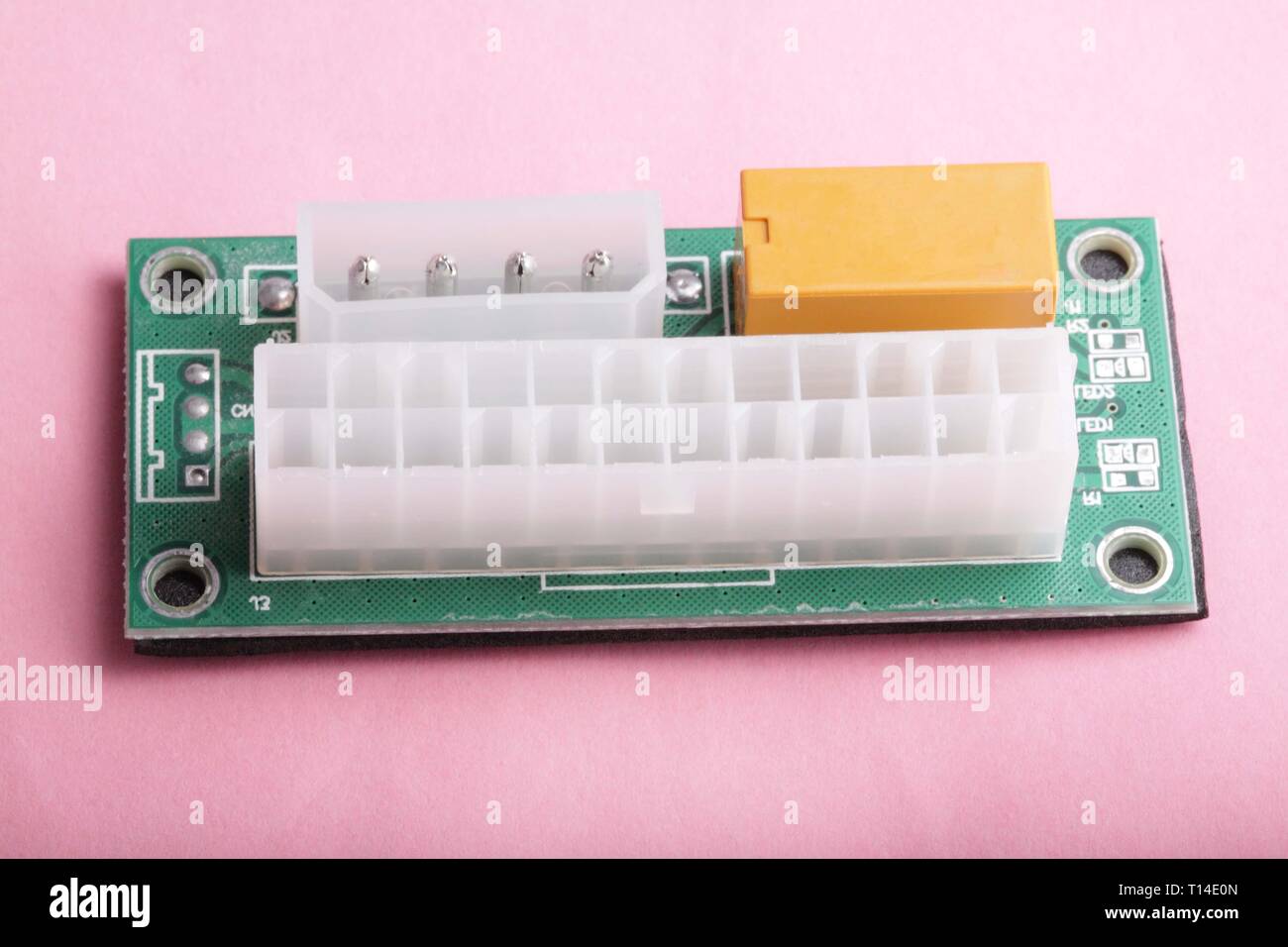 Mining ATX 24Pin PSU a doppia alimentazione del motorino di avviamento di sincronizzazione su sfondo rosa Foto Stock