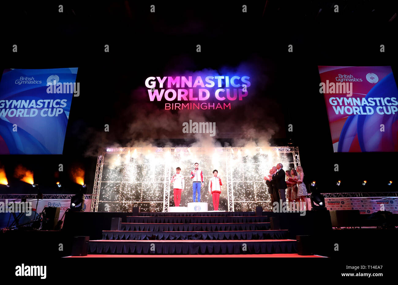 Rusia è oro Meadlist Nikita Nagornyy (centrale), la Cina la medaglia di argento Wel Sun (sinistra) e Giappone della medaglia di bronzo Kazuma Kaya sul podio durante la Gymnastics World Cup presso il Resort World Arena, Birmingham. Foto Stock