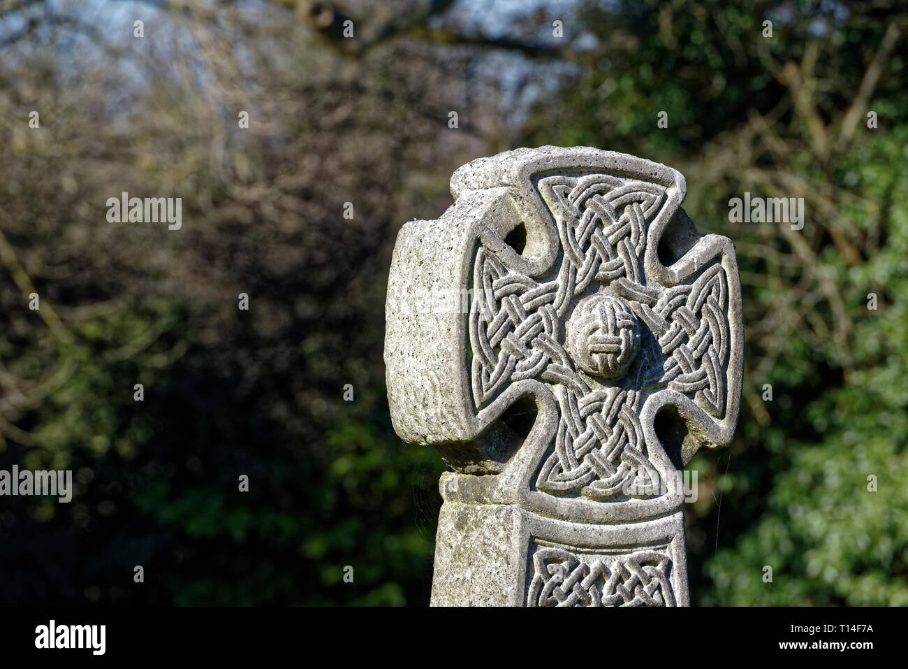 Ornati di design a croce sulla parte superiore di una tomba headstone, Santa Maria Vergine Chiesa, Northolt village, Middlesex, stretta profondità di campo Foto Stock