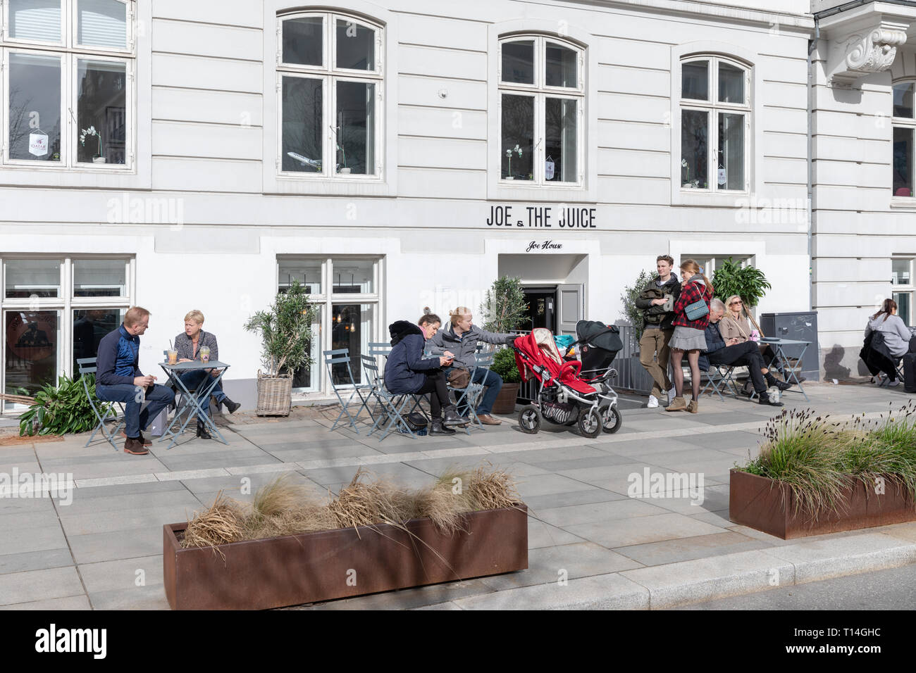 Le persone al di fuori di Joe & il succo, Sankt Annae Plads, Copenhagen, Danimarca Foto Stock