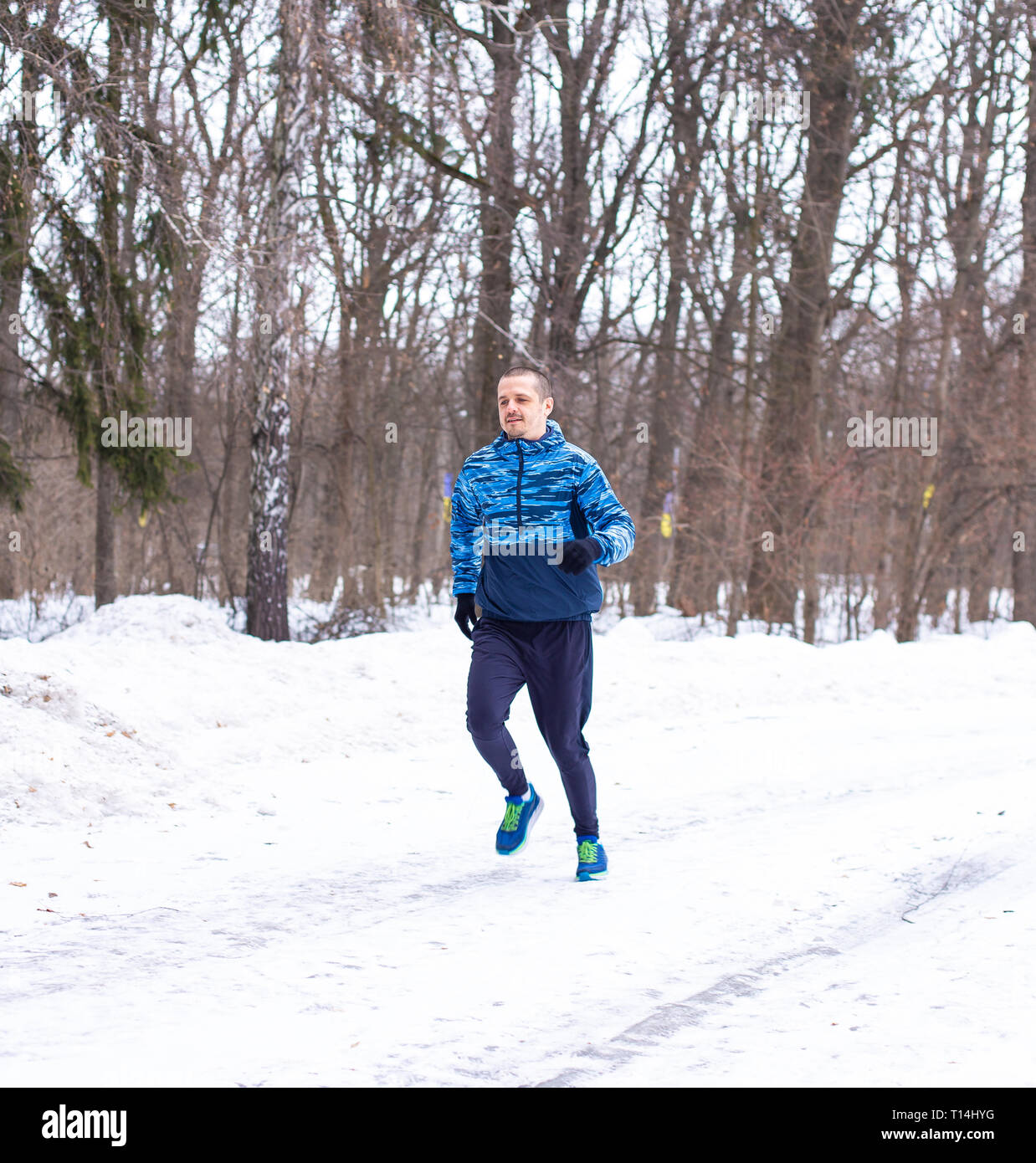 Esterna inverno in esecuzione. L'uomo runner fare la sua formazione Foto Stock