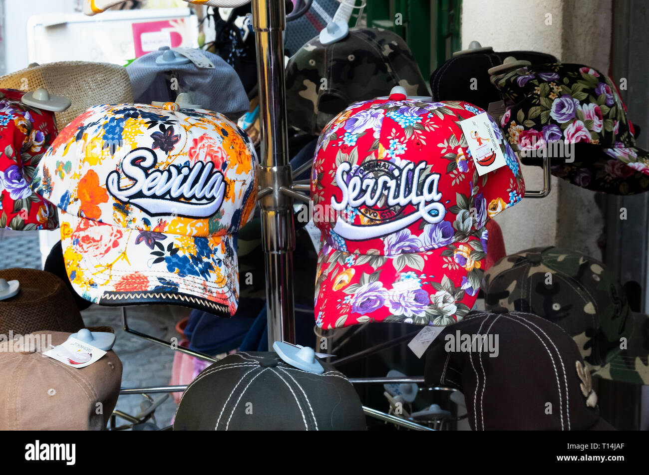 Siviglia stile baseball tappi per la vendita come negozio di souvenir Foto Stock