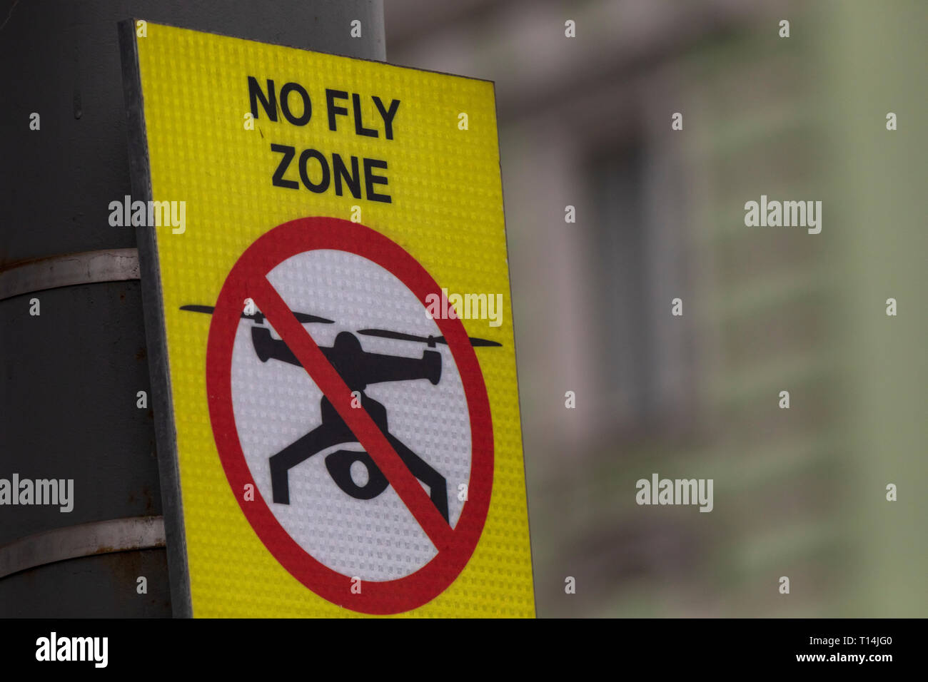 Il segno "no fly zone" che vieta i voli di aeromobili leggeri è installata in un centro di una città Foto Stock Il segno "no fly zone" che vieta i voli di aeromobili leggeri è installata in un centro di una città Foto Stock