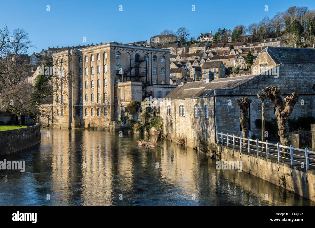 Il Vecchio Mulino, ora appartamenti, sul lato del fiume Avon a Bradford on Avon in West Wiltshire. Bradford on Avon arricchito dal commercio della lana. Foto Stock